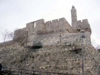 /album/galeria-de-fotos-galeria-de-fotos/torre-de-davi-junto-ao-muro-de-jerusalem-jpg/